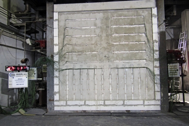 Obr. 5: Zkouška požární odolnosti připojovacích spár z různých materiálů v akreditované laboratoři PAVUS, a. s.