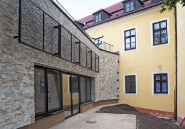 Odvětrávaná fasáda nového pavilonu domova důchodců v Proseči