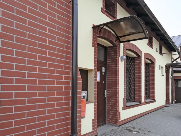 Pošta ve Stonavě. Cemixtherm EPS Comfort s imitací obkladového pásku. Budova měla před realizací na podobných místech pohledové cihly. Realizace VAPES CE, s. r. o.