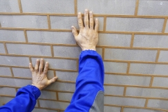 Přitlačení šablony na stěnu