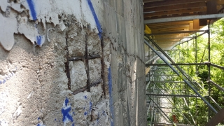 Původní stav opěry mostu před sanací