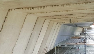 Porovnání původního stavu mostovky a opravené části; před samotnou rekonstrukcí bylo potřeba manuálně odstranit původní zbytky pryskyřice vytékající mezi lepenými segmenty