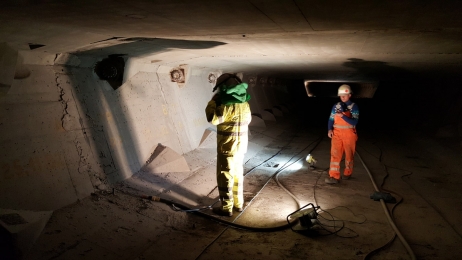 Práce uvnitř mostu, především tryskání, byly náročné; detail předpínací kotvy