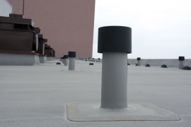 Větrací komínky na střeše bytového domu