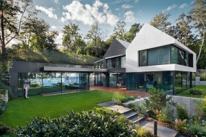 Dům je harmonicky zasazen do terasovitého pobřeží Gdaňského zálivu. Bezrámové skleněné bezpečnostní zábrany byly umístěny před posuvné dveře Schüco v prvním patře a nijak neomezují panoramatický výhled.