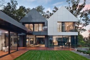 Všechny průhledné plochy fasády byly osazeny velkoplošnými posuvnými dveřními systémy Schüco – ASS 70.HI a ASS 77 PD.SI