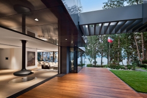 Všechny průhledné plochy fasády byly osazeny velkoplošnými posuvnými dveřními systémy Schüco – ASS 70.HI a ASS 77 PD.SI