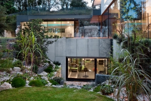 Spodní části budovy jsou určené pro speciální aktivity – bazén, fitness a wellness zóna a showroom s historickými auty