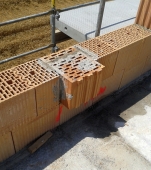 Obr. 2: Kolmé napojení AKU stěny s provázáním do vnějšího líce, každá druhá vrstva obvodového zdiva je průběžná