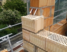 Obr. 3, 4: Kolmé napojení AKU stěny, která probíhá až do vnějšího líce obvodové stěny