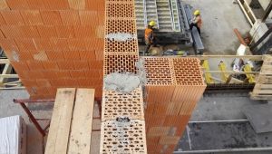 Obr. 6, 7: Zalomené napojení AKU stěny natupo