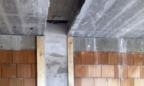 Obr. 10: Omítnutá AKU stěna u instalační šachty