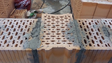 Obr. 12: Promaltování styčné spáry napojení AKU stěny