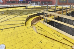 Bednicí deska pro designovou střechu autobusového nádraží v Kolíně je na místě pasována z latí bednicí desky Doka 3-So. 