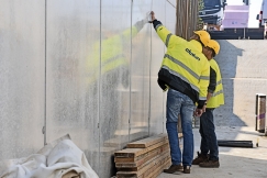 Podchod pro čelákovické nádraží je z pohledového betonu nejvyšší kvality. Zcela hladký povrch je často ideální představou pohledového betonu, ale možnosti bednicích desek nabízejí daleko širší pole otisků. 