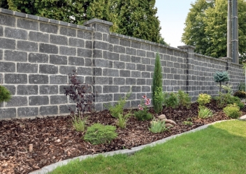 Příklad realizace plotu s použitím zhutňující přísady Rebamix 606, hydrofobní přísady Rebaphob HA pro omezení vzniku vápenatých výkvětů a tekuté barvy Rebacolor