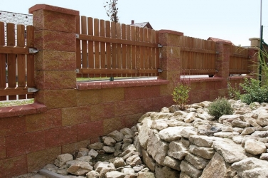 Příklad realizace plotu s použitím zhutňující přísady Rebamix 606, hydrofobní přísady Rebaphob HA pro omezení vzniku vápenatých výkvětů a tekuté barvy Rebacolor