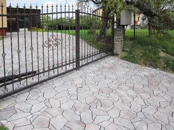 Příklad realizace zpevněné plochy s použitím přísady Reducem XXL (bylo možné snížit dávku cementu o 10,5 % na 1 m³), hydrofobní přísady Reduphob HA a tekuté barvy Rebacolor