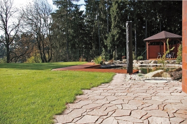 Příklad realizace zpevněné plochy s použitím přísady Reducem XXL (bylo možné snížit dávku cementu o 10,5 % na 1 m³), hydrofobní přísady Reduphob HA a tekuté barvy Rebacolor