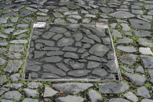 Příklad produktu z vlastního vývoje – betonové prvky imitující gotickou čedičovou dlažbu na historickém náměstí v Hradci Králové. Litý beton s plastifikační přísadou Rebaflow 305, hydrofobní přísadou Reduphob K4, barvou Rebacolor dle individuální receptury, po vytvrdnutí částečně vymyté za použití zpomalovače tvrdnutí betonu Rebatard. Následně ošetřeno impregnací Reba Versiegelung SC 30.