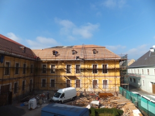 Rekonstrukce střechy zámku v Ostrově