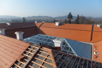 Rekonstrukce střechy zámku v Ostrově