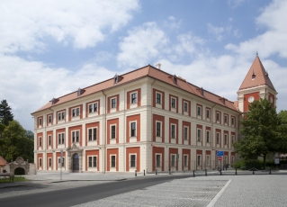 Zrekonstruovaný zámek v Ostrově