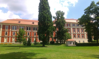 Zrekonstruovaný zámek v Ostrově