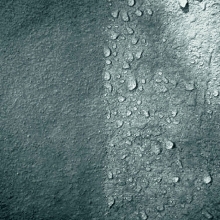 Obr. 1: Vlevo neošetřený povrch betonu, smočený vodou. Vpravo povrch betonu ošetřený silanovou hydrofobní impregnací.