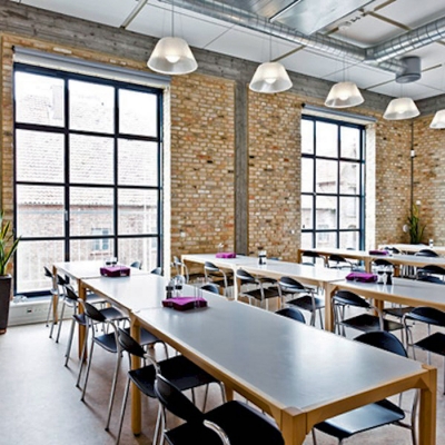 Obr. 4: Příklad použití cihel GM Re-used bricks – interiér jídelny (zdroj http://gamlemursten.dk)