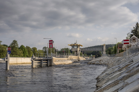 Dolní rejda a plavební komora u jezu v Hněvkovicích