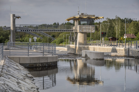 Velín s ocelovou lávkou