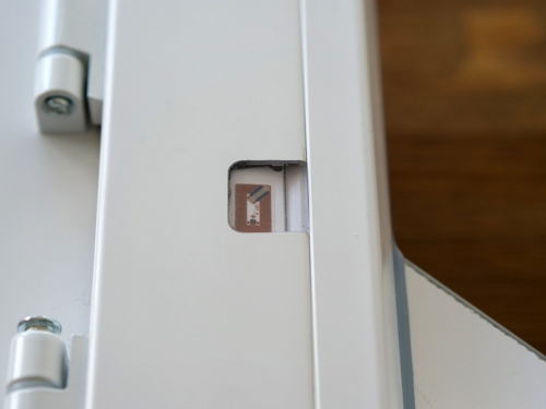 Čip zabudovaný v rámu plastového okna