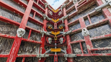 Při uvolňování šachtových rohů MXSE a vytahování s pomocí jeřábu vzniká na každé straně mezera 35 mm, čímž může být celé vnitřní bednění šachty přemístěno do dalšího záběru