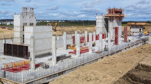 Při výstavbě nové kancelářské budovy Hexagon v Calgary bylo dosaženo nasazením rámového bednění MAXIMO a spínání MX obsluhovaného pouze z jedné strany bednění velké úspory času. Šachtový roh MAXIMO znamenal pro personál na stavbě rychlou a bezpečnou metodu pro odbednění a přemístění šachtového bednění.