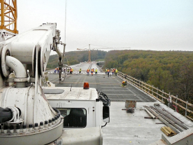 Obr. 6, 7: Betonáž mostovky