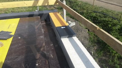 Obr. 4: Vibroizolace při montáži, vybedněný kastlík obvodové stabilitní zarážky