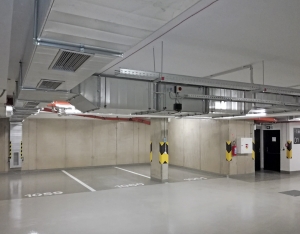 Obr. 5, 6: Rozvody vzduchotechniky, vytápění a vody v prostorách garáže