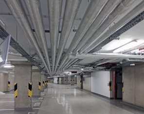 Obr. 5, 6: Rozvody vzduchotechniky, vytápění a vody v prostorách garáže