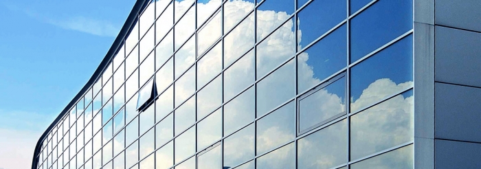 Obr. 3: Dnes používaná protisluneční skla mají různá zabarvení, ale především jsou opatřeny reflexními vrstvou (zdroj: www.saint-gobain-facade-glass.com)