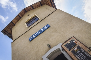 V přízemí téměř jedenáctimetrové věžové stavby se původně nacházela jedna velká místnost sloužící pro hospodářské zázemí a v patře byly umístěny dvě obytné místnosti