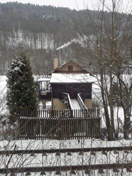 Z prvního patra budovy dodnes vede dřevěný most, který spojuje stavbu s kolejištěm