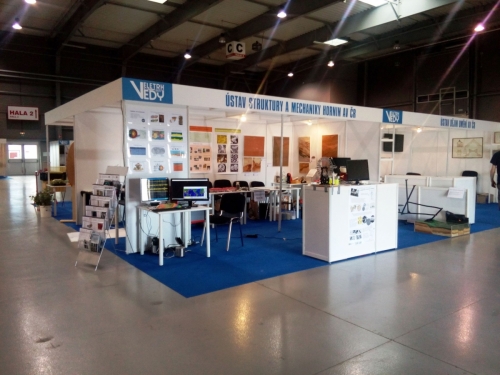 Stánek Ústavu struktury a mechaniky hornin Akademie věd v roce 2017