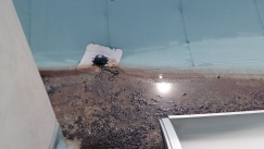 Obr. 2: Střešní vtok povytažený nad plochu střechy vlivem smrštění hydroizolační fólie