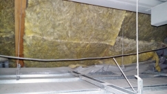 Obr. 3: Pohled z dutiny nad podhledem směrem k místu styku podhled – šikmá střecha