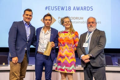 Zleva: Jakub Hořický, Pavel Podruh, Pirjo Jantunen, předsedkyně Světové energetické rady, a evropský komisař Miguel Arias Cañete (zdroj: EUSEW)