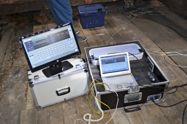 Obr. 1: Rentgenový přístroj (0,32–100 mAs, 0–40 kV), RTG bezdrátový panel a transportní kufr