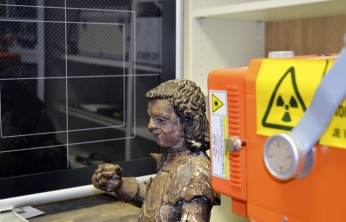 Obr. 4: RTG diagnostika spojení jednotlivých částí dřevěné sochy sv. Jiří s kopím