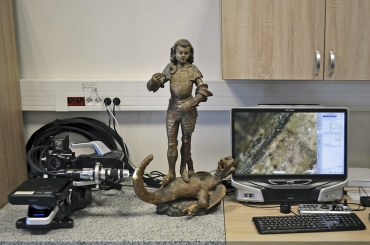 Obr. 5: Digitální mikroskop VHX-5000 a možné laboratorní zkoumání zájmových oblastí povrchu artefaktu