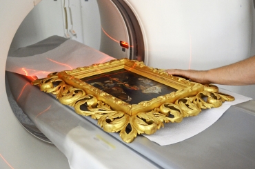 Obr. 7: CT přístroj a prostředí programu pro vyhodnocení snímku